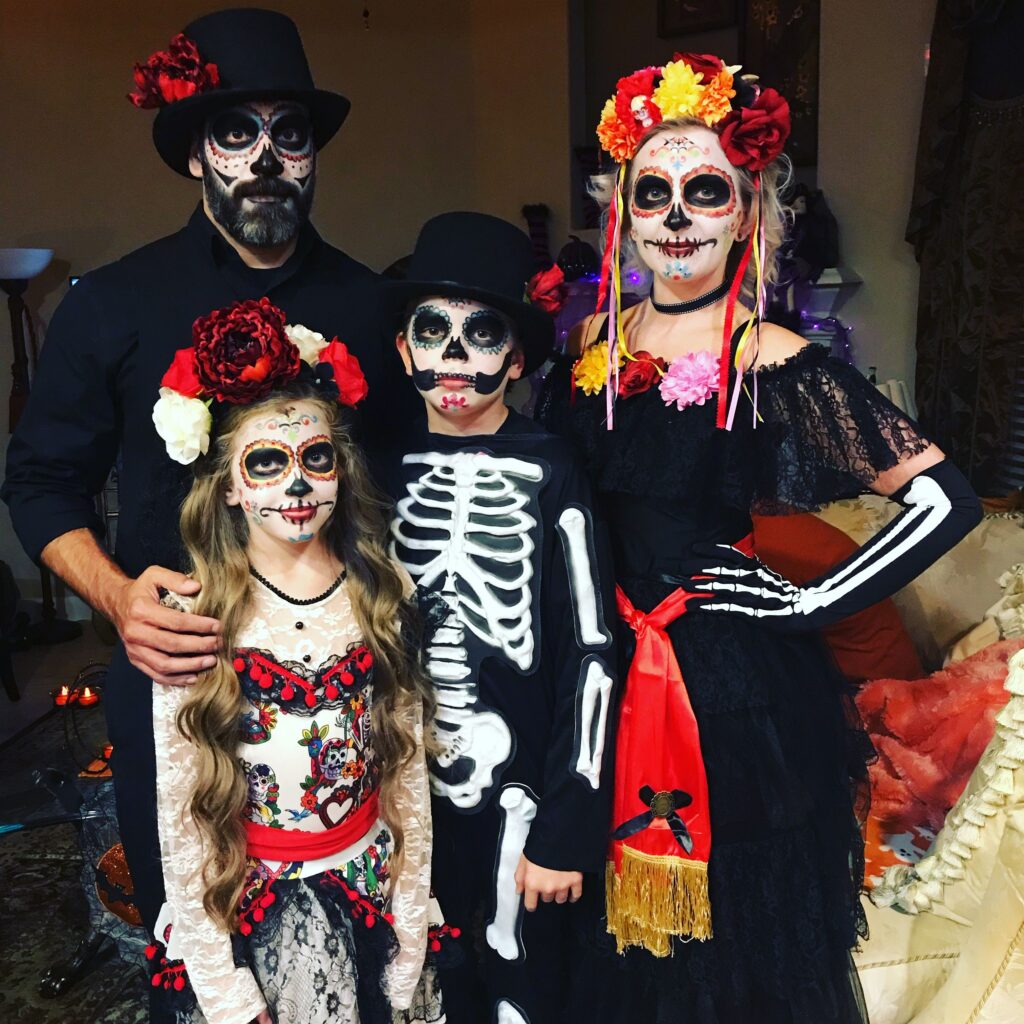 10 ideas de Disfraces para Halloween en Familia. 18 disfraz dia de muertos catrina mexicana familia halloween 3c