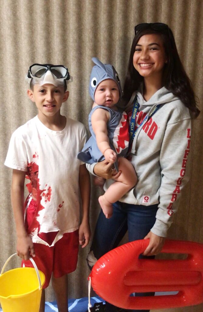 10 ideas de Disfraces para Halloween en Familia. 28 vigilantes de la playa tiburon disfraces familia numerosa 1