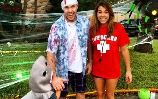 10 ideas de Disfraces para Halloween en Familia. 26 vigilantes de la playa tiburon disfraces familia numerosa 3